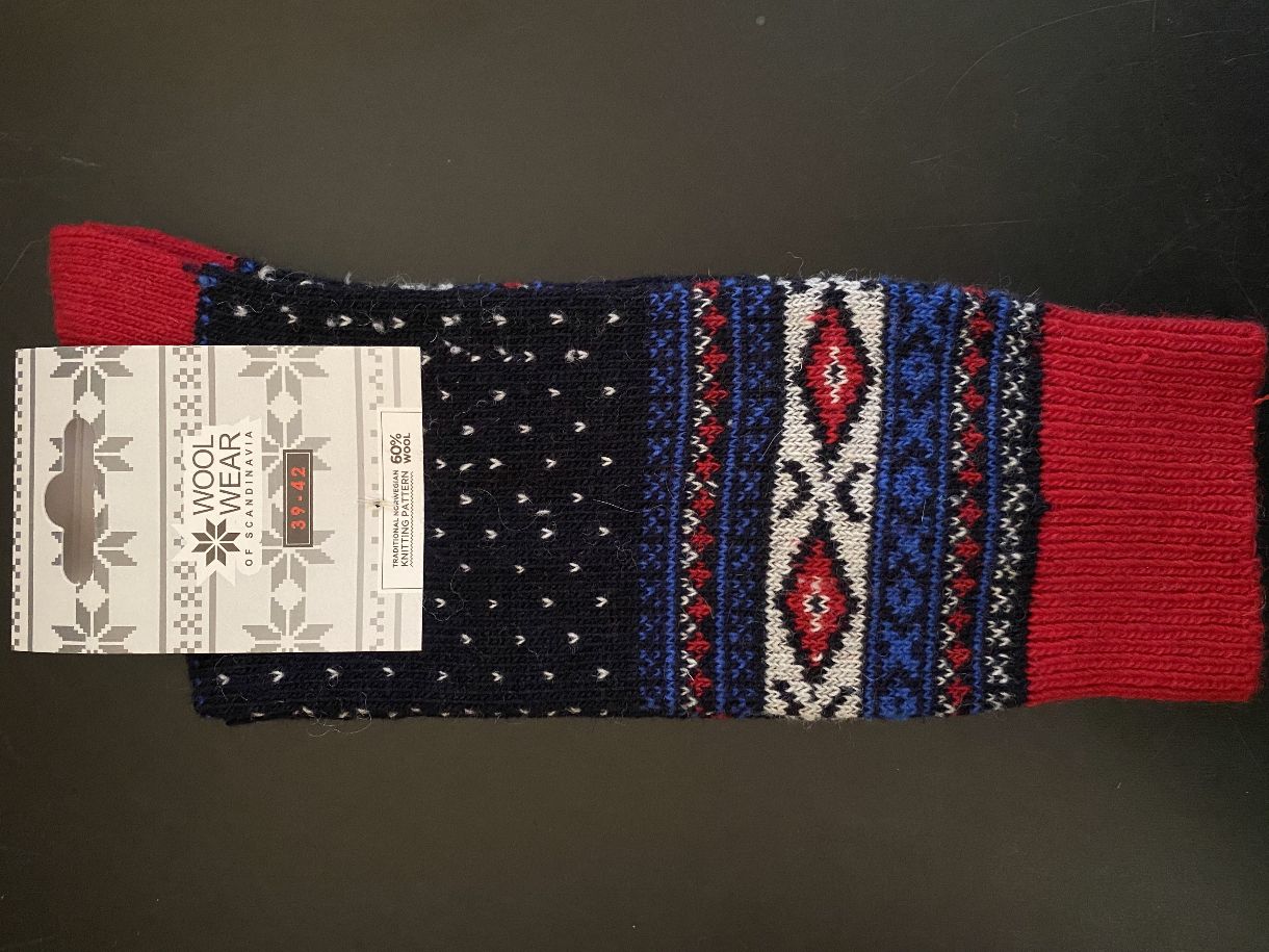 Schöne original norwegische Wollstrümpfen mit einem klassischen Muster